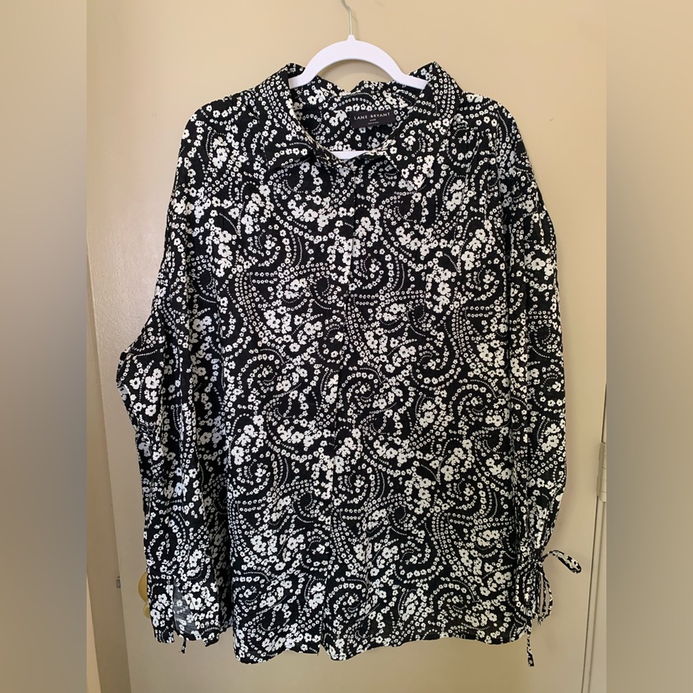 NWT Lane Bryant White and Black Floral Pullover Long Sleeve Blouse, Size 26/28